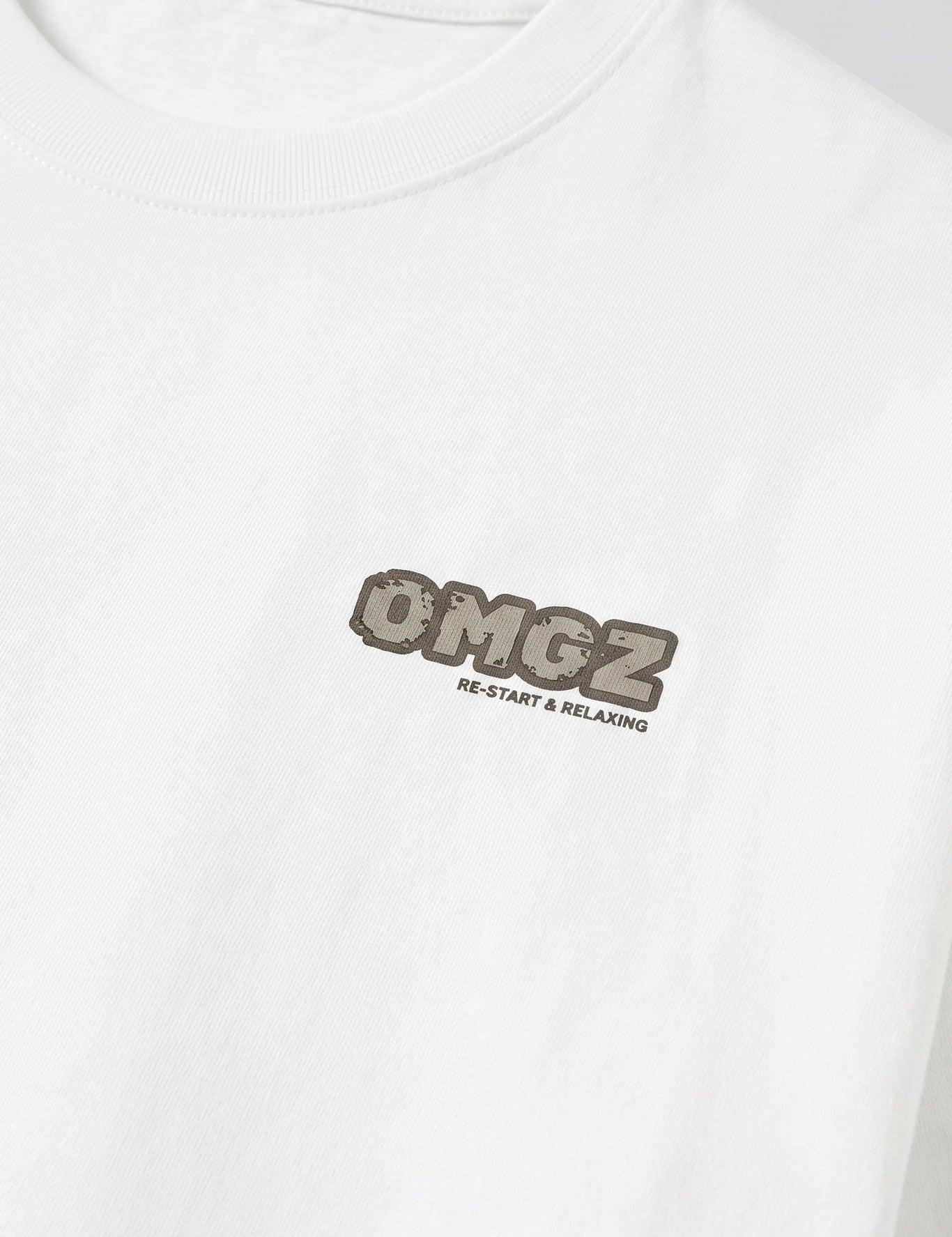 Top fabric detail - White men’s cotton-blend short sleeve T-shirt with chest graphic